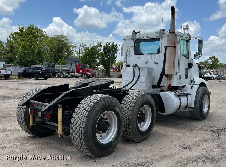 image for item DQ2130 2000 International 9100i  semi truck