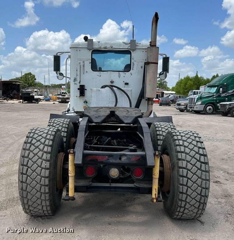 image for item DQ2130 2000 International 9100i  semi truck