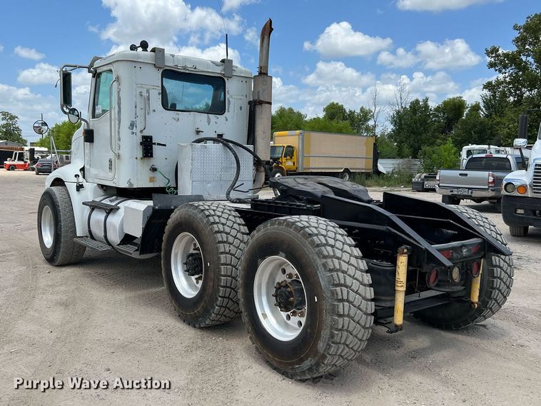 image for item DQ2130 2000 International 9100i  semi truck