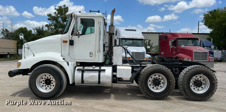 image for item DQ2130 2000 International 9100i  semi truck