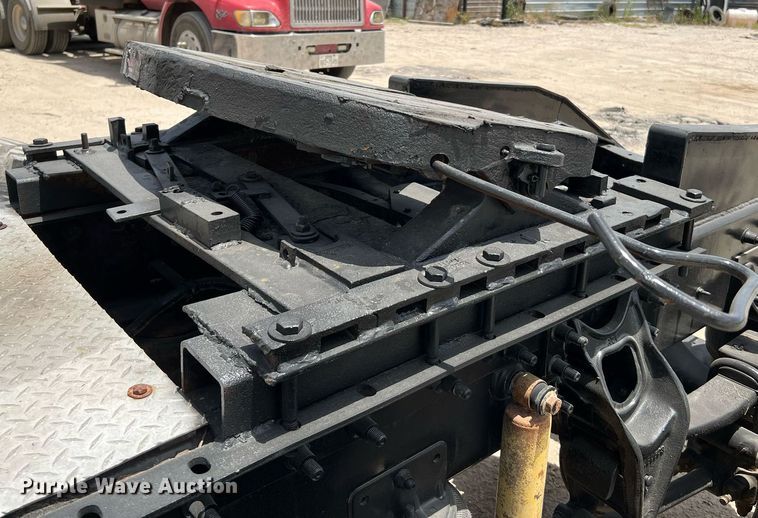 image for item DQ2130 2000 International 9100i  semi truck