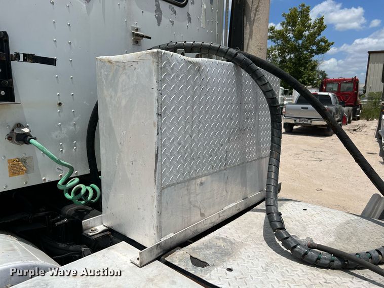 image for item DQ2130 2000 International 9100i  semi truck