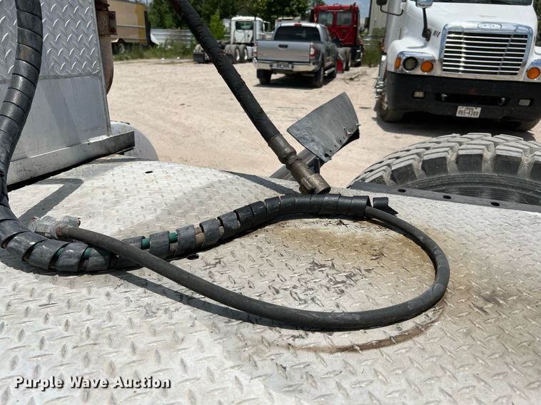 image for item DQ2130 2000 International 9100i  semi truck