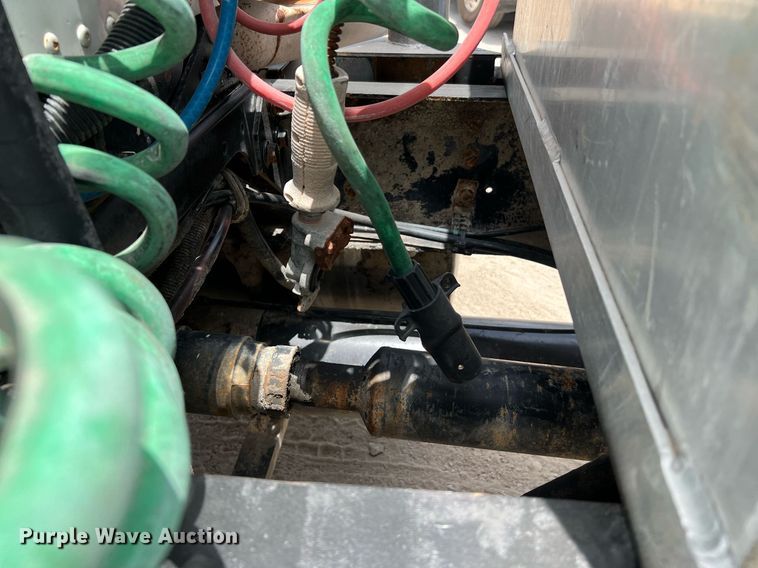 image for item DQ2130 2000 International 9100i  semi truck