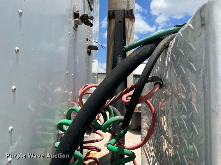 image for item DQ2130 2000 International 9100i  semi truck