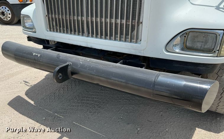 image for item DQ2130 2000 International 9100i  semi truck