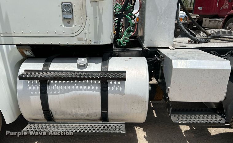 image for item DQ2130 2000 International 9100i  semi truck