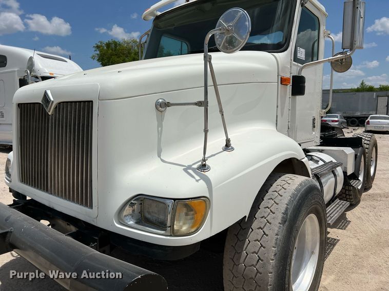 image for item DQ2130 2000 International 9100i  semi truck