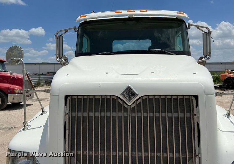 image for item DQ2130 2000 International 9100i  semi truck