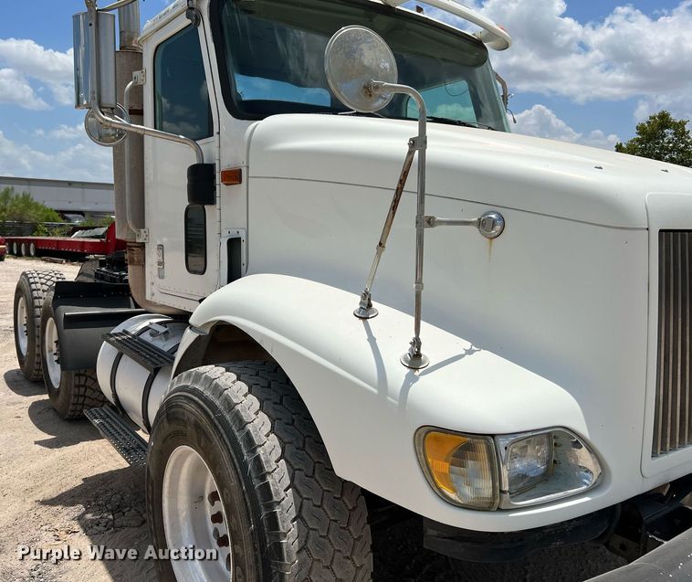 image for item DQ2130 2000 International 9100i  semi truck