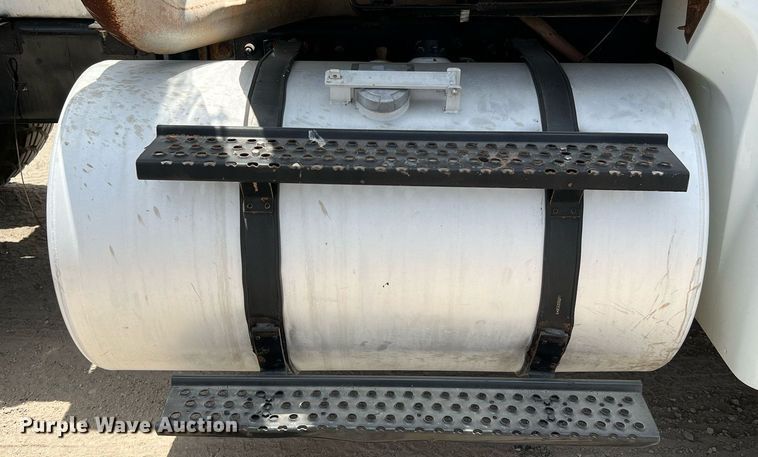 image for item DQ2130 2000 International 9100i  semi truck