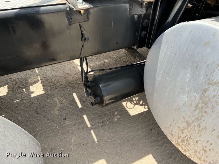 image for item DQ2130 2000 International 9100i  semi truck