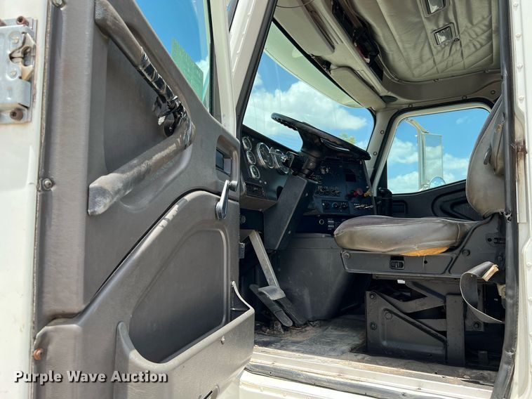 image for item DQ2130 2000 International 9100i  semi truck