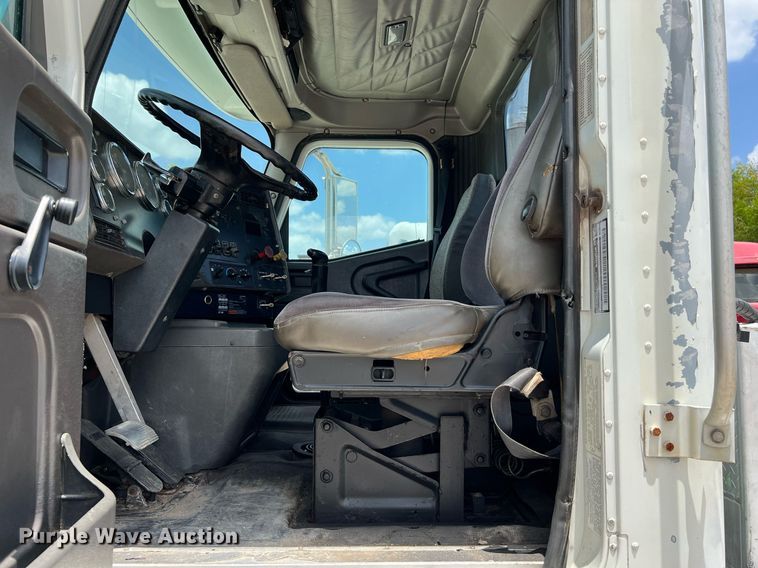 image for item DQ2130 2000 International 9100i  semi truck