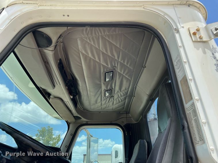 image for item DQ2130 2000 International 9100i  semi truck