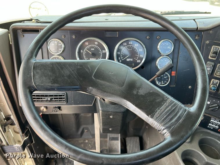 image for item DQ2130 2000 International 9100i  semi truck