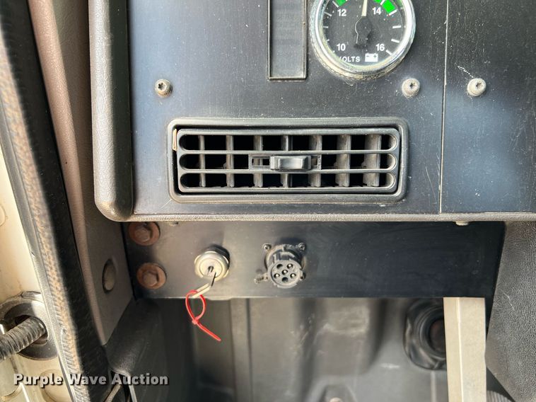 image for item DQ2130 2000 International 9100i  semi truck