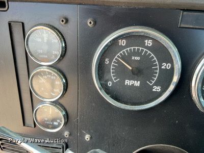 image for item DQ2130 2000 International 9100i  semi truck