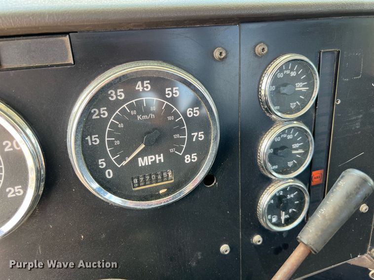 image for item DQ2130 2000 International 9100i  semi truck