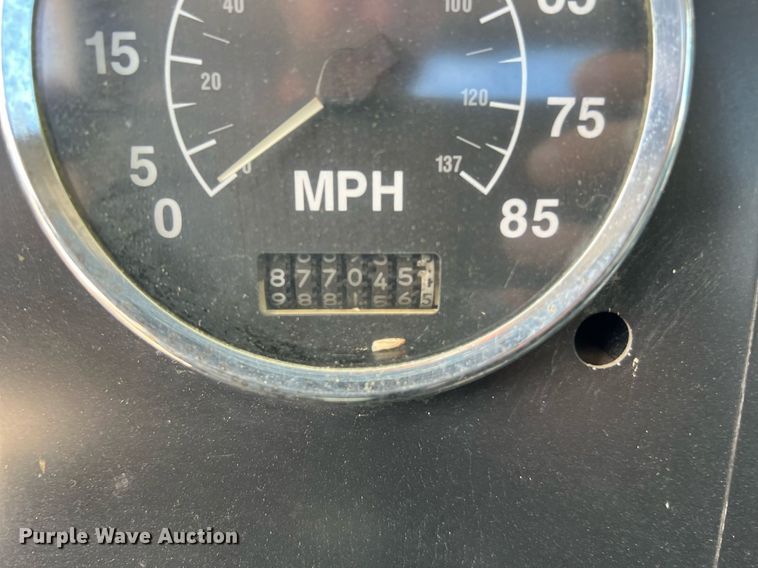 image for item DQ2130 2000 International 9100i  semi truck