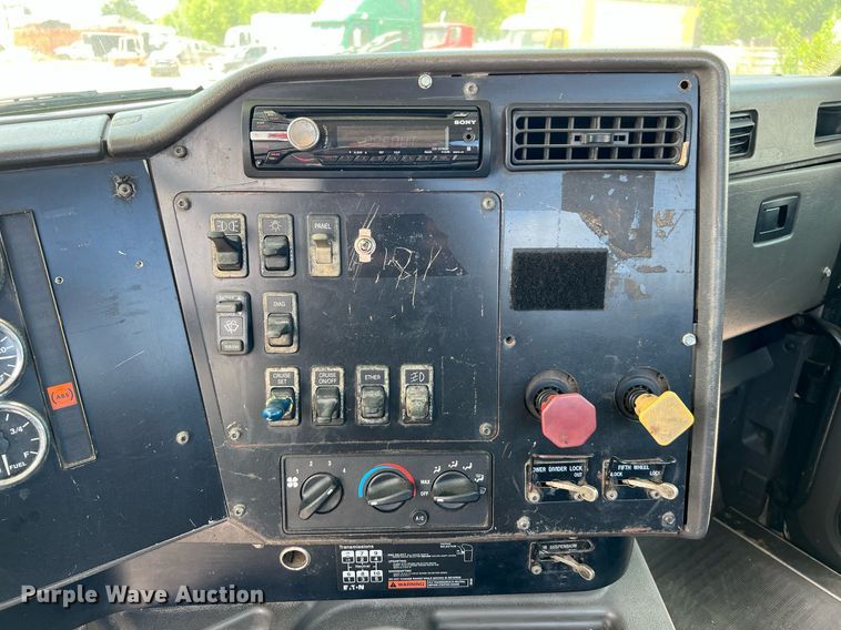 image for item DQ2130 2000 International 9100i  semi truck