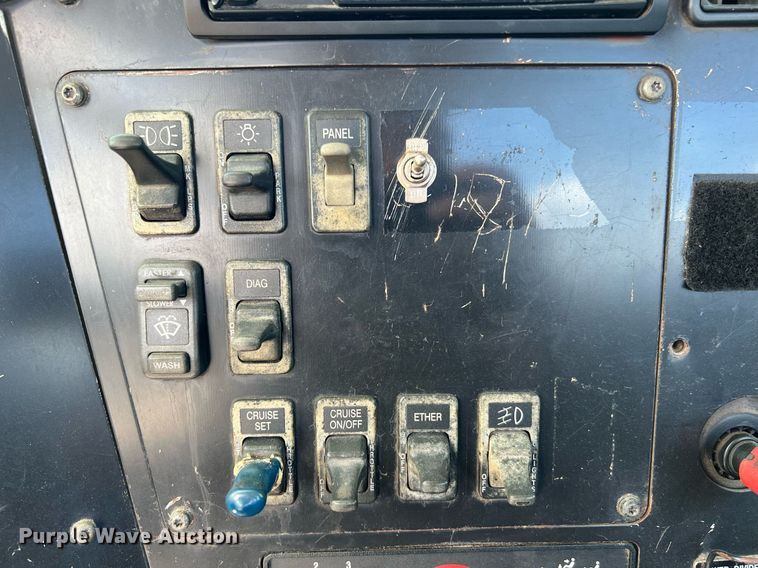 image for item DQ2130 2000 International 9100i  semi truck