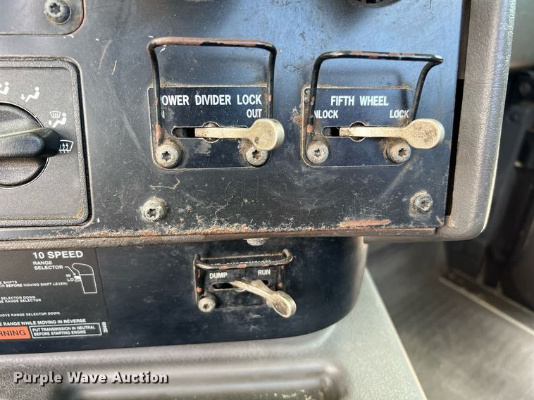 image for item DQ2130 2000 International 9100i  semi truck