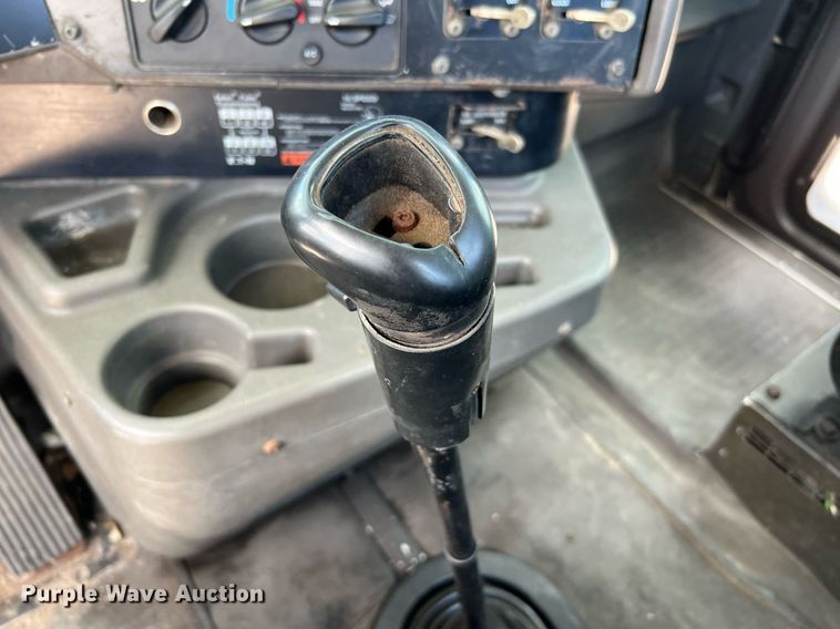 image for item DQ2130 2000 International 9100i  semi truck