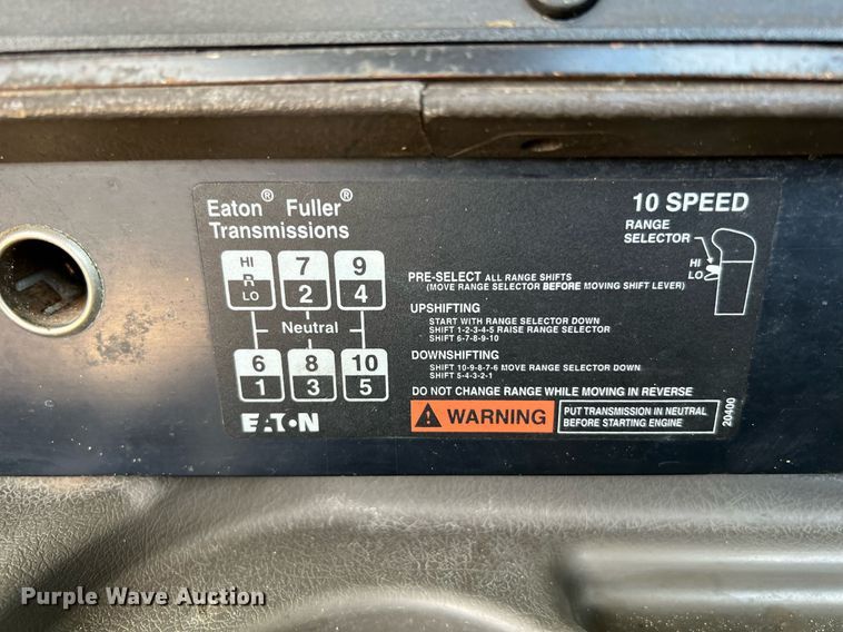 image for item DQ2130 2000 International 9100i  semi truck