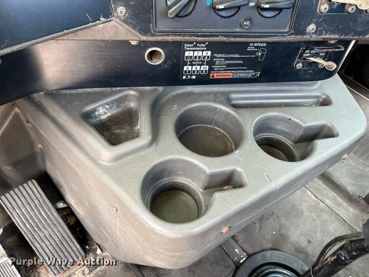 image for item DQ2130 2000 International 9100i  semi truck