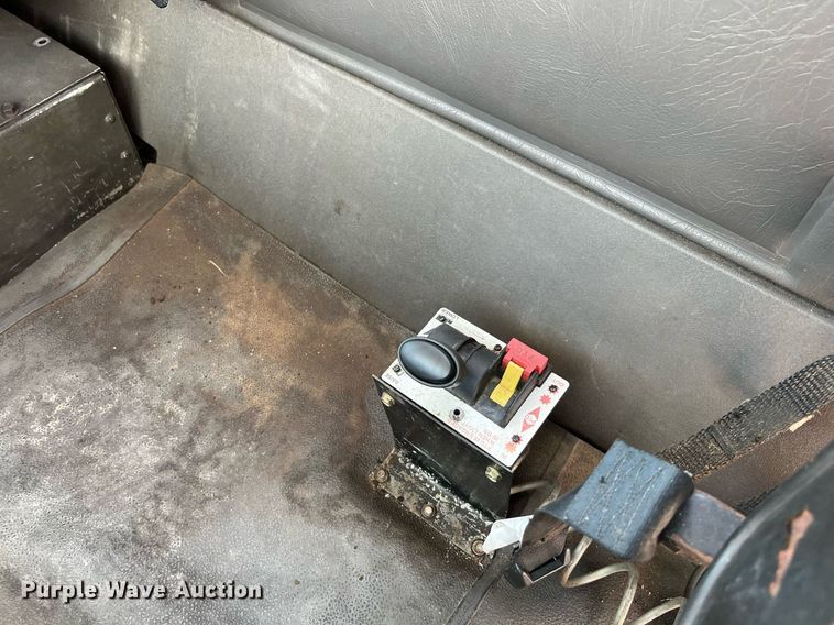 image for item DQ2130 2000 International 9100i  semi truck