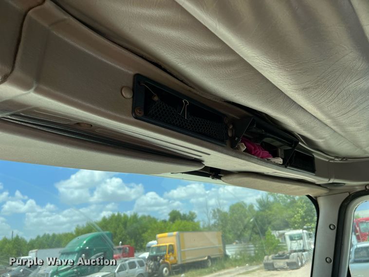 image for item DQ2130 2000 International 9100i  semi truck