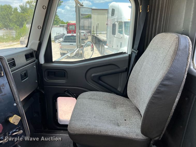 image for item DQ2130 2000 International 9100i  semi truck