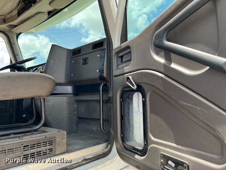 image for item DQ2130 2000 International 9100i  semi truck