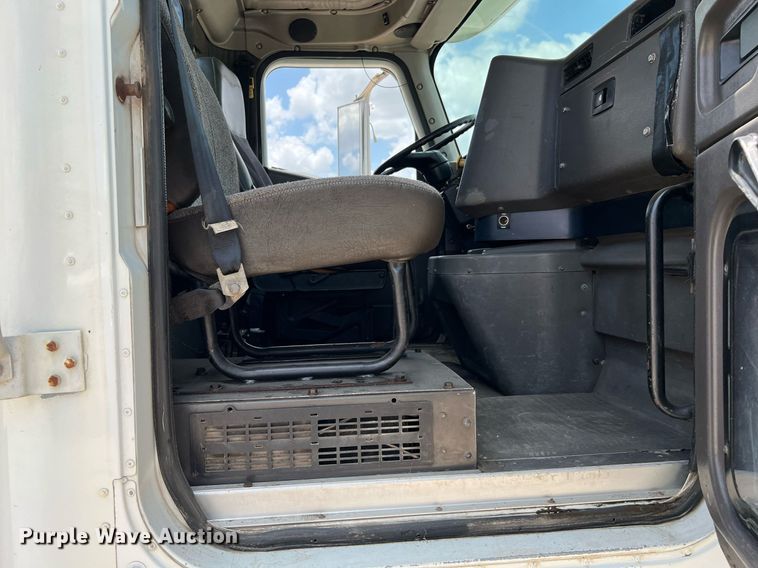 image for item DQ2130 2000 International 9100i  semi truck