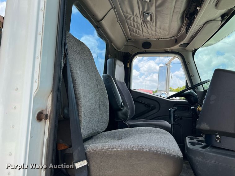 image for item DQ2130 2000 International 9100i  semi truck