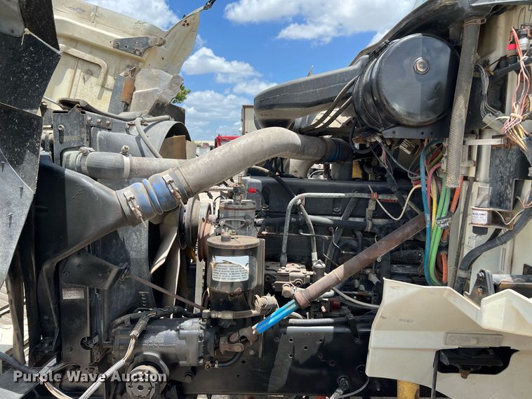 image for item DQ2130 2000 International 9100i  semi truck