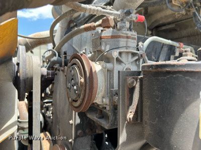 image for item DQ2130 2000 International 9100i  semi truck