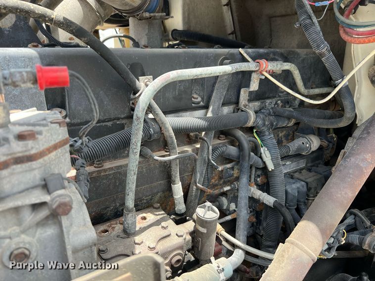 image for item DQ2130 2000 International 9100i  semi truck