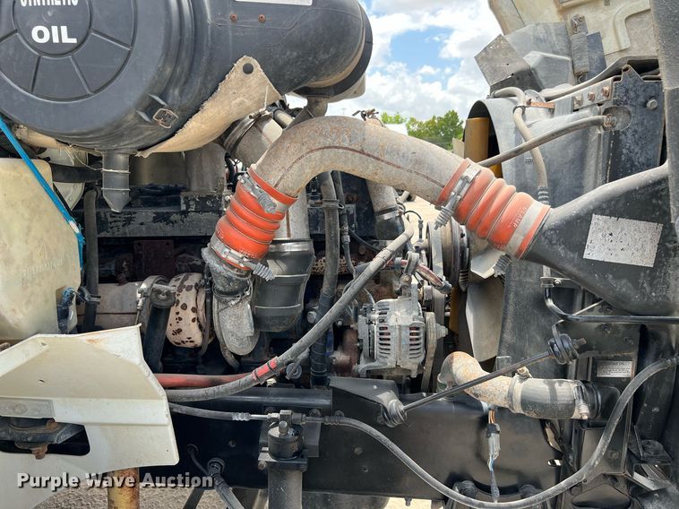 image for item DQ2130 2000 International 9100i  semi truck