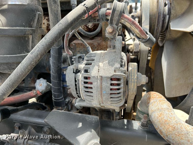 image for item DQ2130 2000 International 9100i  semi truck