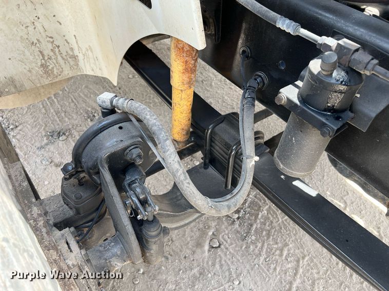 image for item DQ2130 2000 International 9100i  semi truck