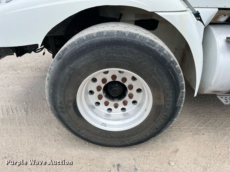 image for item DQ2130 2000 International 9100i  semi truck