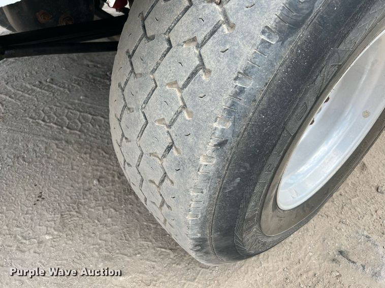 image for item DQ2130 2000 International 9100i  semi truck