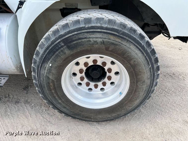 image for item DQ2130 2000 International 9100i  semi truck