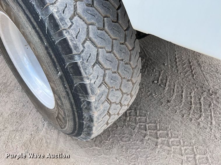 image for item DQ2130 2000 International 9100i  semi truck