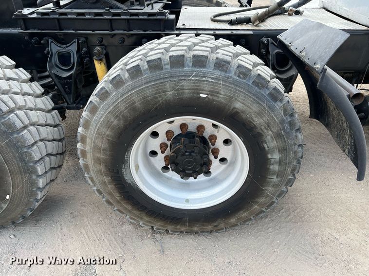 image for item DQ2130 2000 International 9100i  semi truck