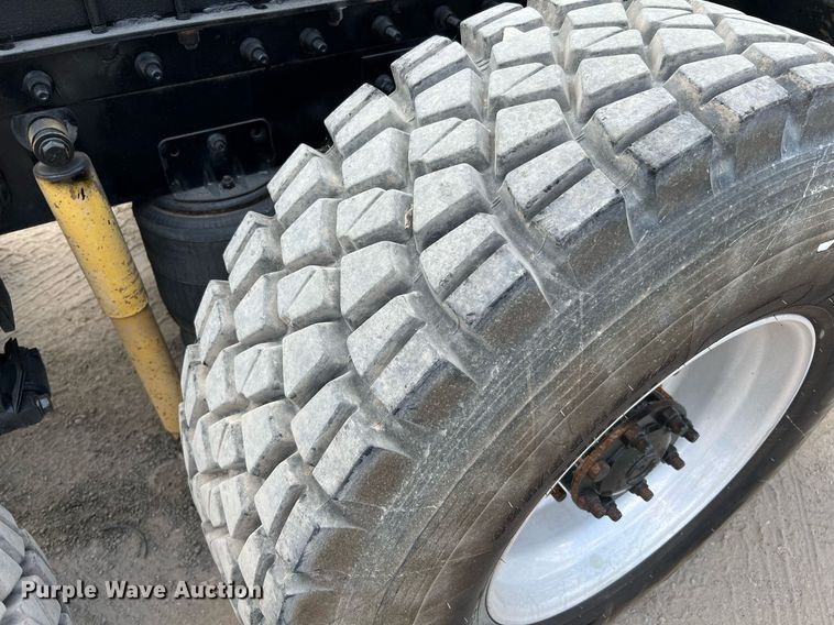 image for item DQ2130 2000 International 9100i  semi truck