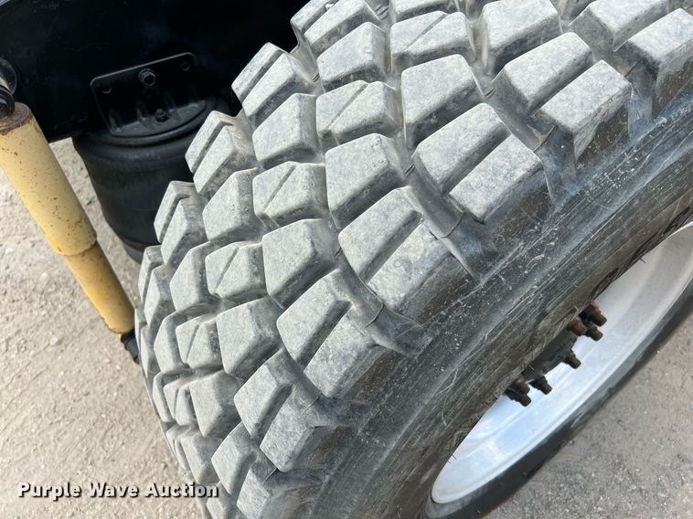 image for item DQ2130 2000 International 9100i  semi truck