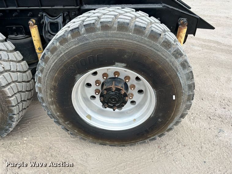 image for item DQ2130 2000 International 9100i  semi truck